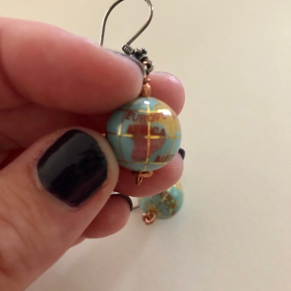 Globe hanging earrings - Picture 2 of 4